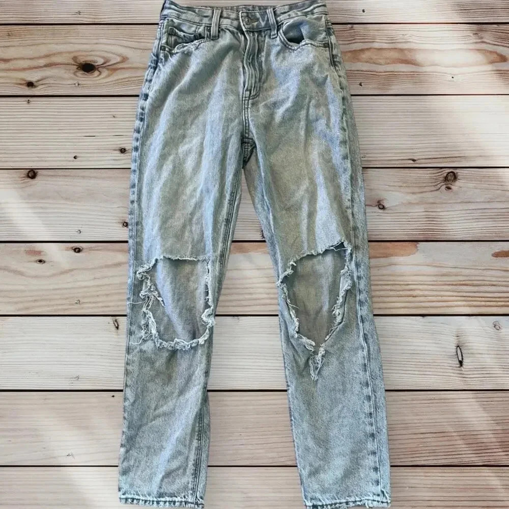 American Eagle Women's Size 2 Light‎ Blue Distressed Mom Straight Jeans